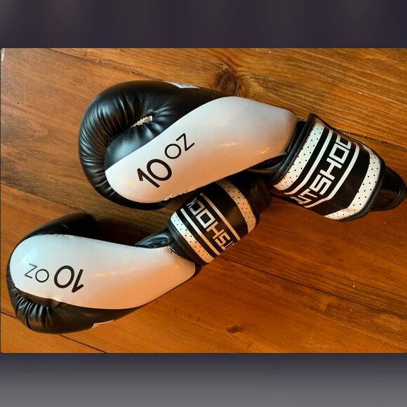 OUTSHOCK - Ergonomic Boxing Gloves - 120 Black & White - 10 oz - Picture 3 of 7